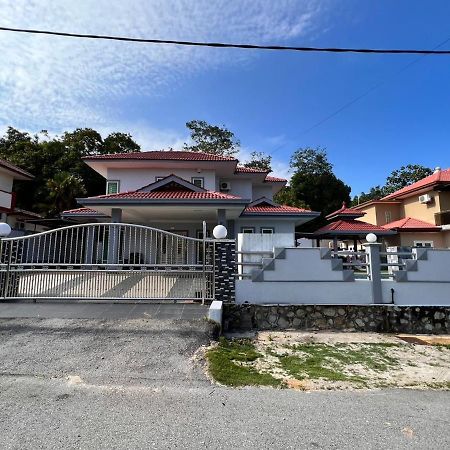 Bearbrick Homestay With Pool Port Dickson Bagian luar foto