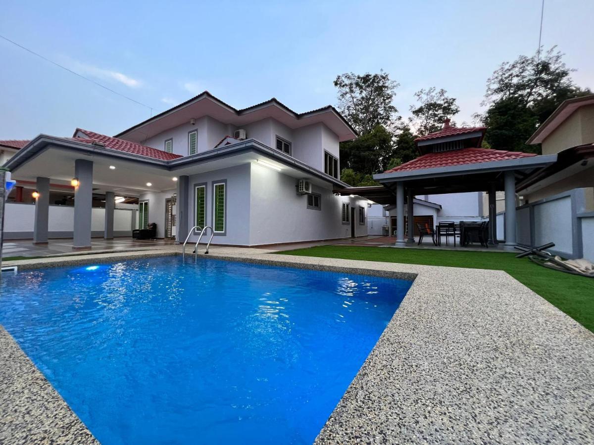 Bearbrick Homestay With Pool Port Dickson Bagian luar foto
